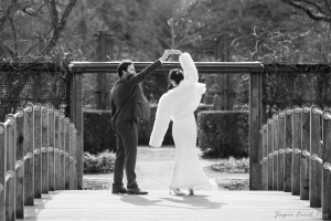 Nygifte danser på en bro i Odenses Eventyrhave
